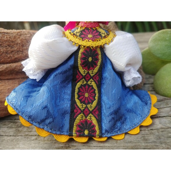 Vintage Traditional Russian Folk Costume Doll Ornament - Picture 9 of 10